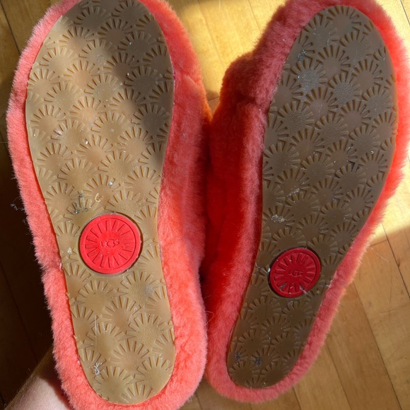 UGG Fluff Yeah Cherry Red Shearling Slides - Picture 2 of 3